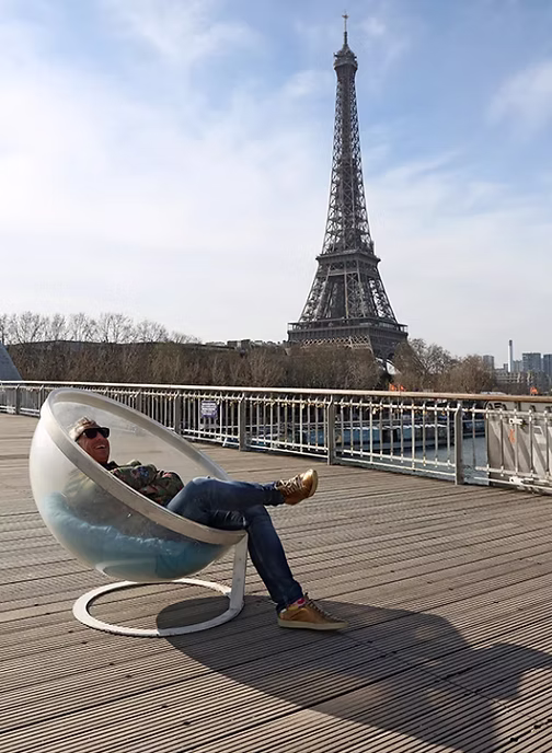Romain Coulet, expert en design du XXᵉ siècle, photographié à Paris devant la tour Eiffel.