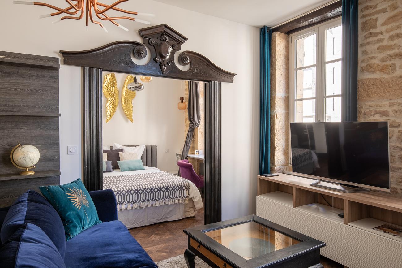 Séjour avec boiseries anciennes ouvrant sur la chambre, au Condorcet