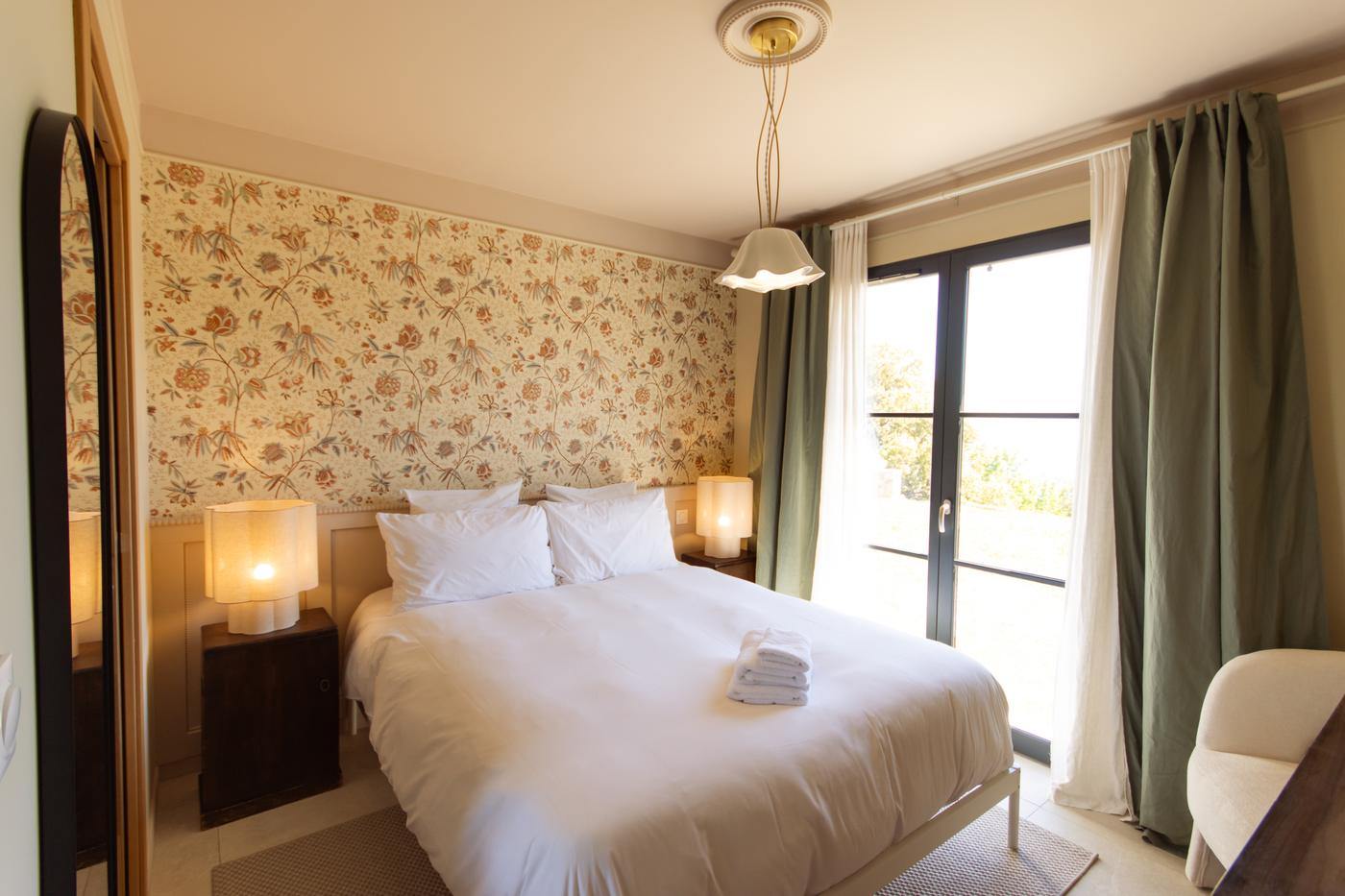 Suite Rose Corail, lit queen size et papier peint fleuri