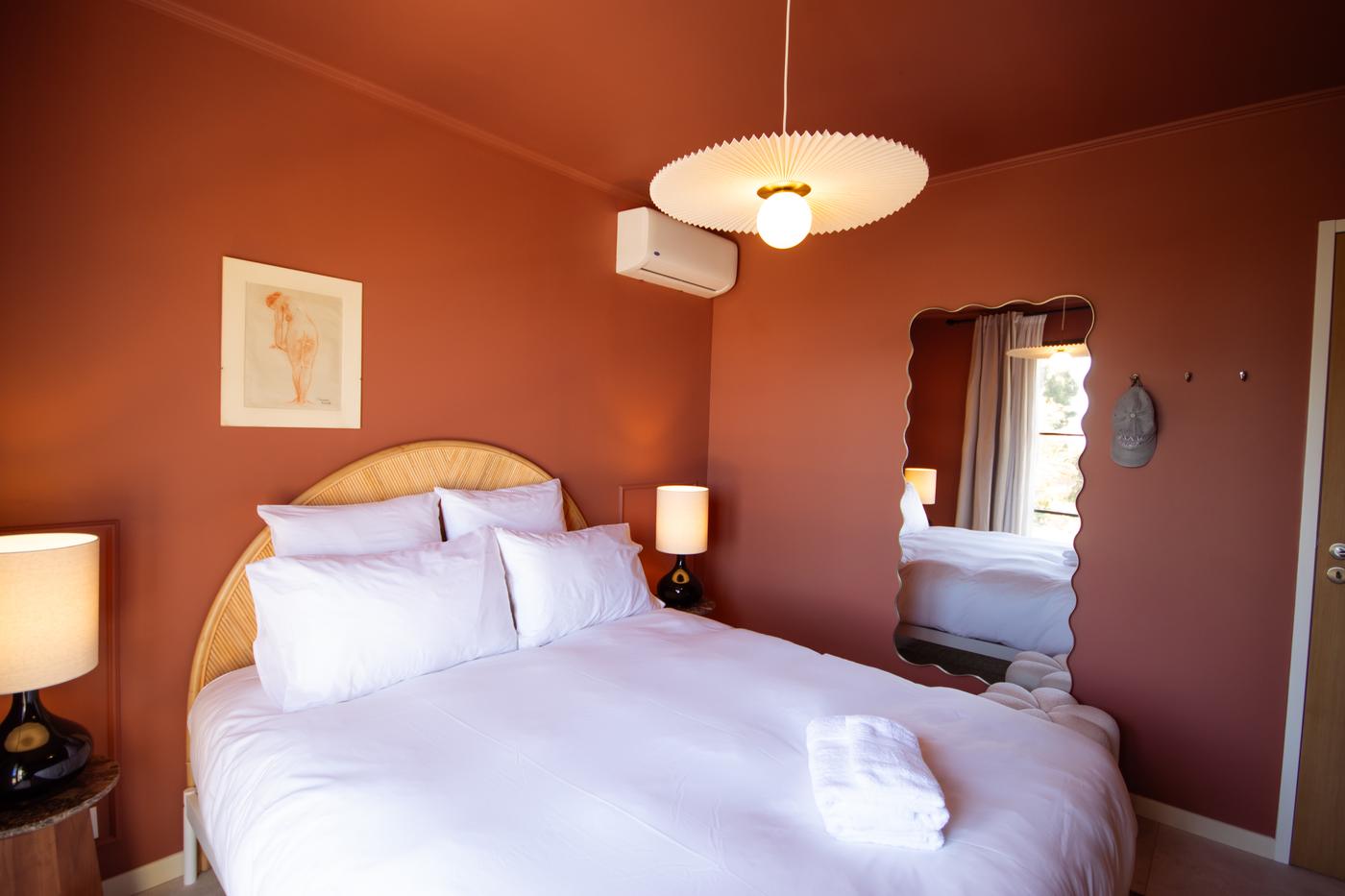 Suite Rouge Roussillon, lit queen size et murs rouge profond