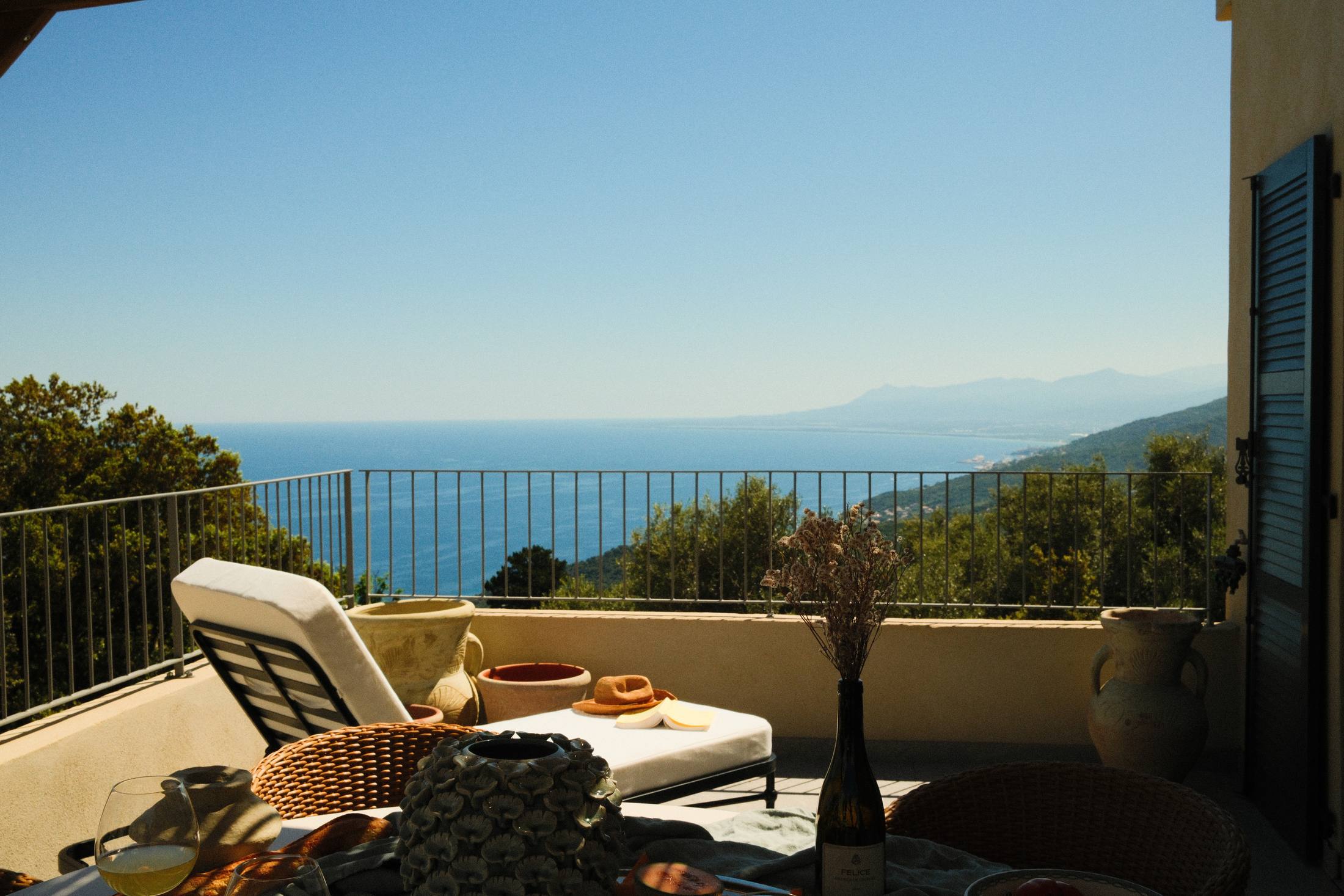 Terrasse de la Maison Capucine avec bain de soleil, face à la Méditerranée