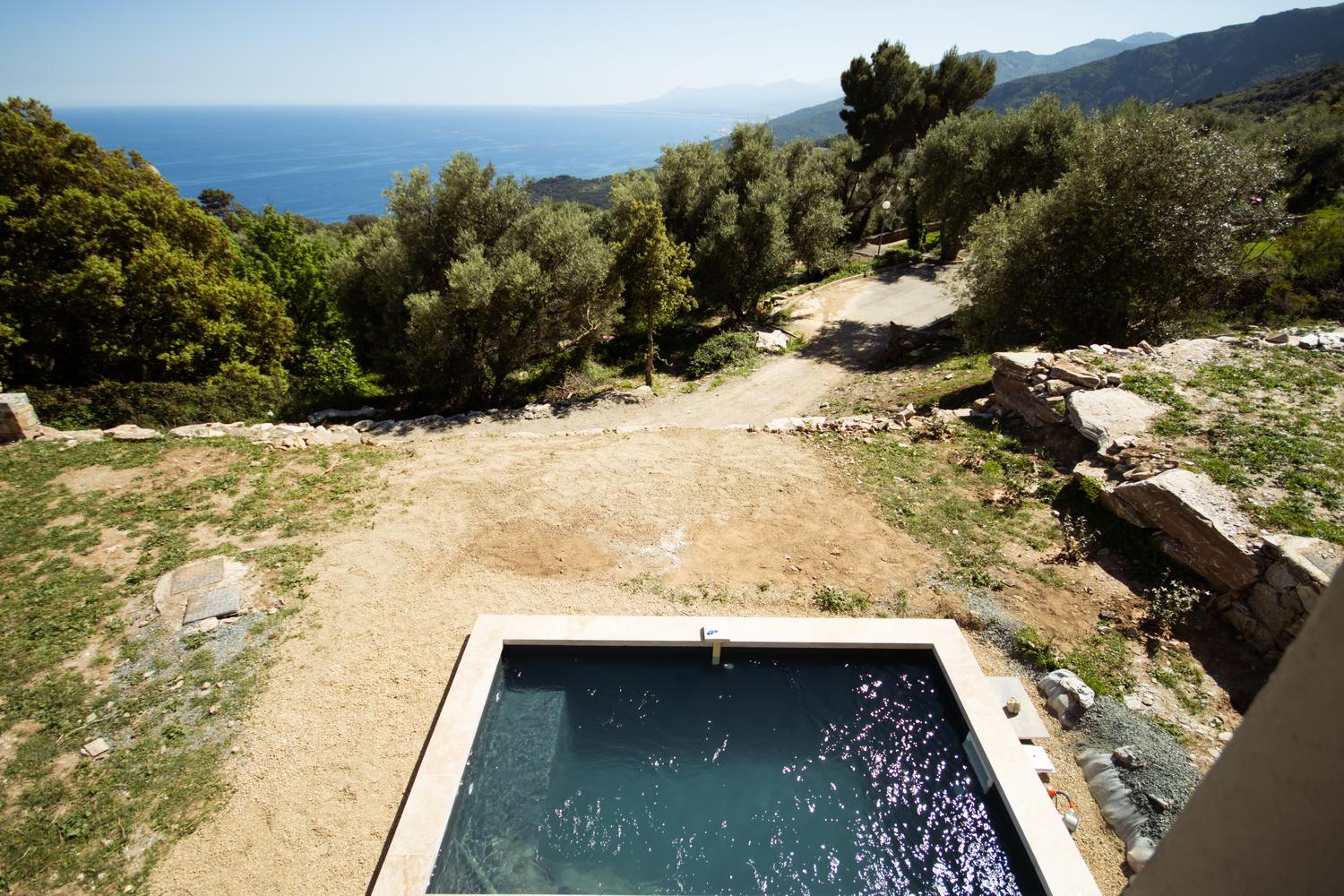 Piscine face au maquis et à la mer