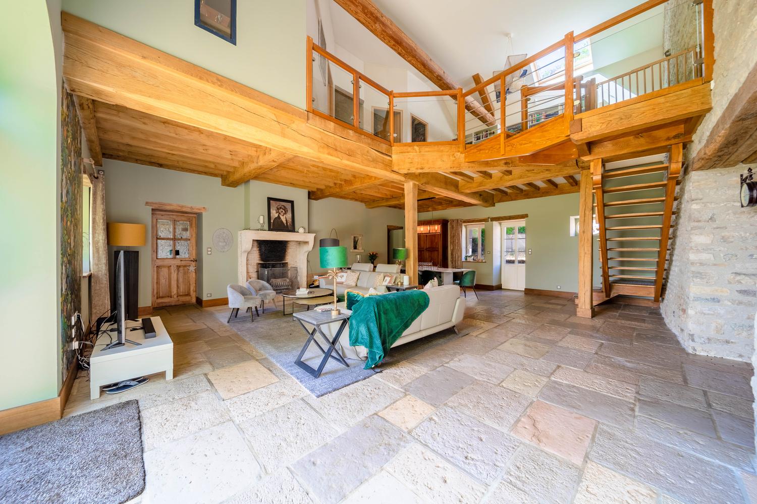 Pièce de vie sous charpente et mezzanine