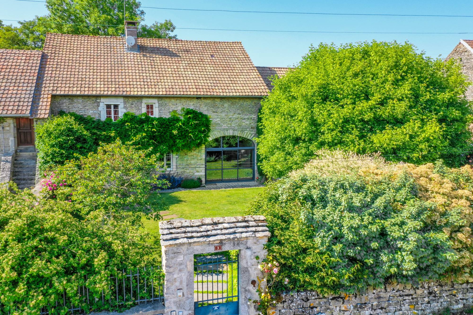 Vue aérienne de la maison et de son jardin