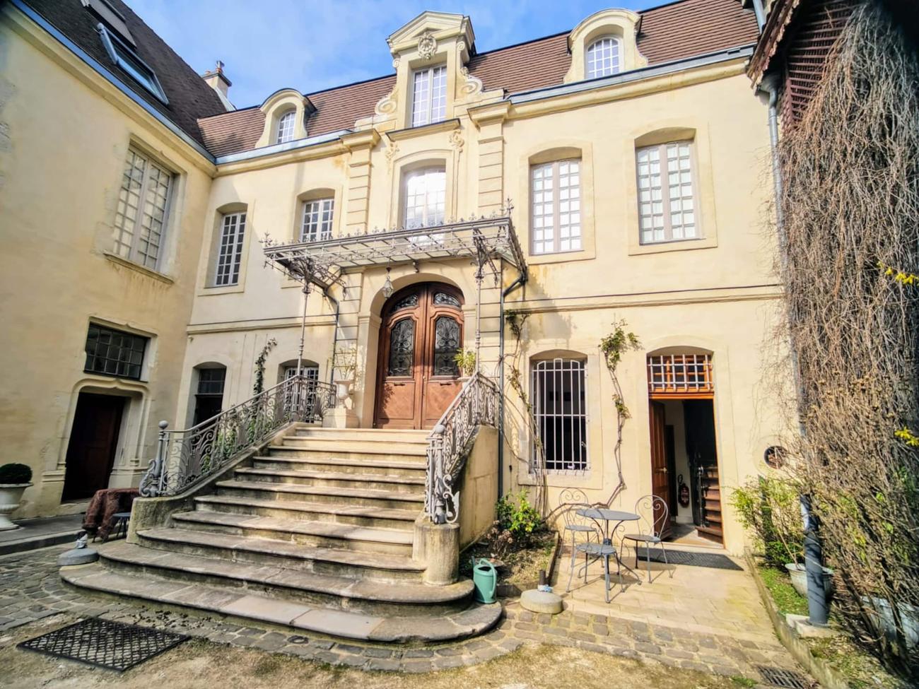 Cour d'honneur et perron d'un hôtel particulier dijonnais