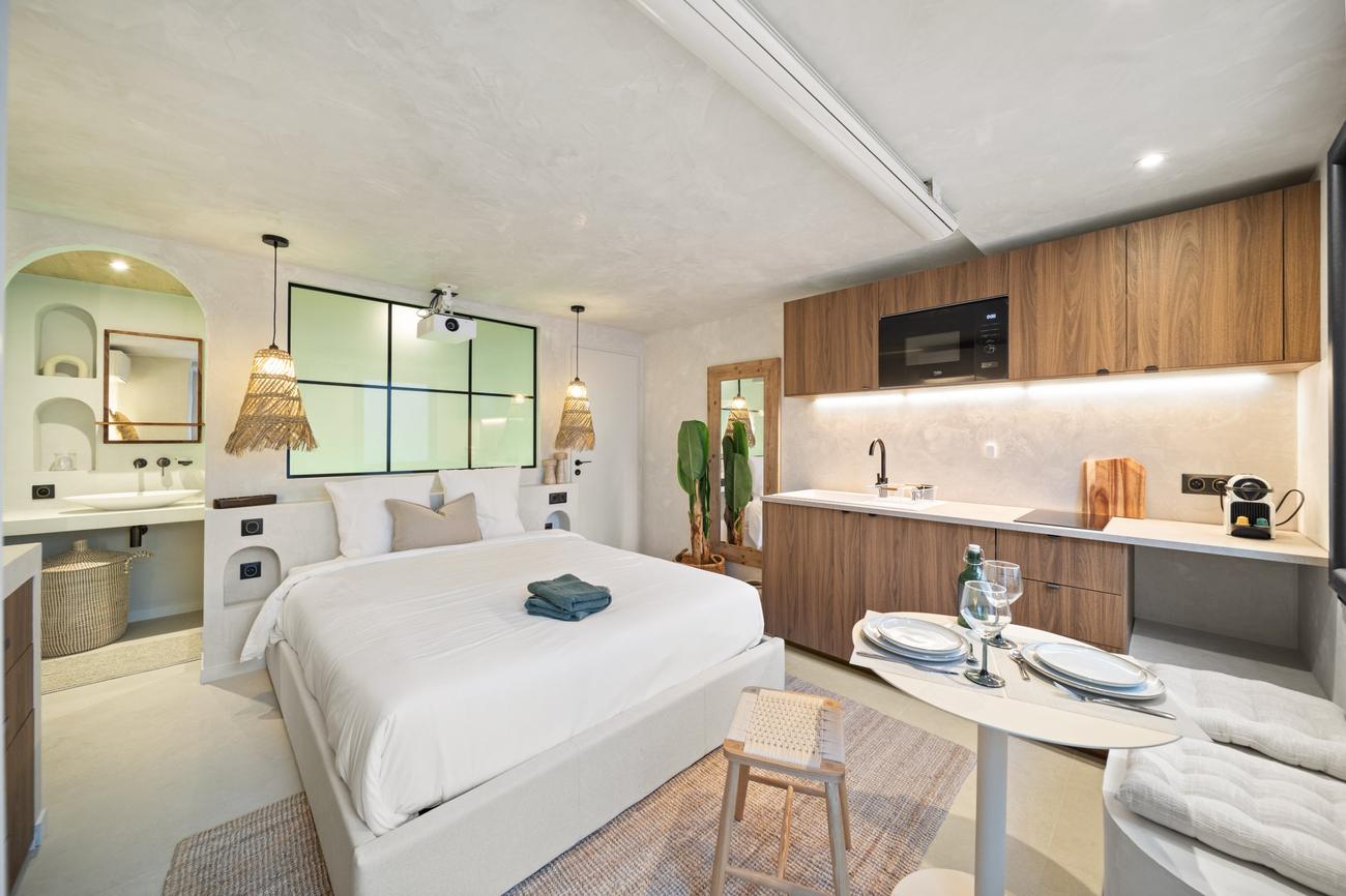 Suite lumineuse avec lit double et kitchenette, aux Pavillons