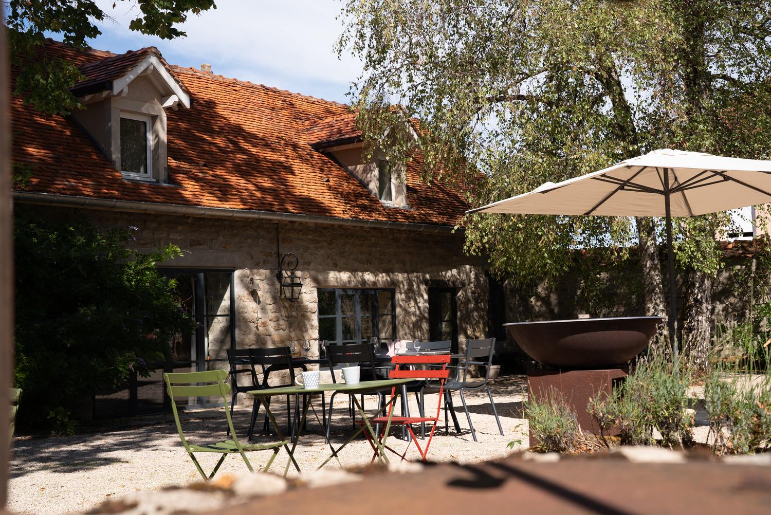 La terrasse et sa grande table