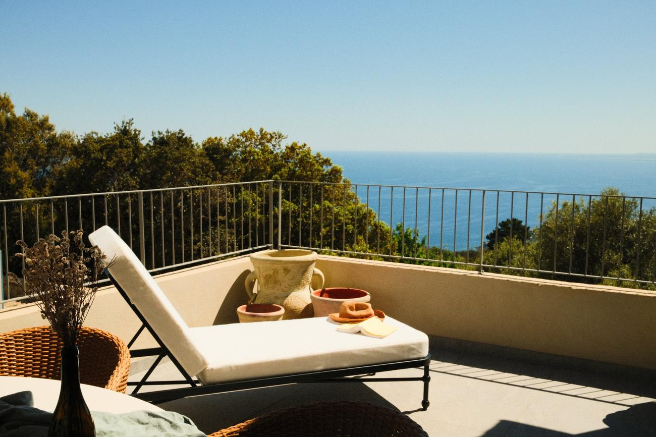 Terrasse avec bain de soleil face à la mer, au Cap Corse