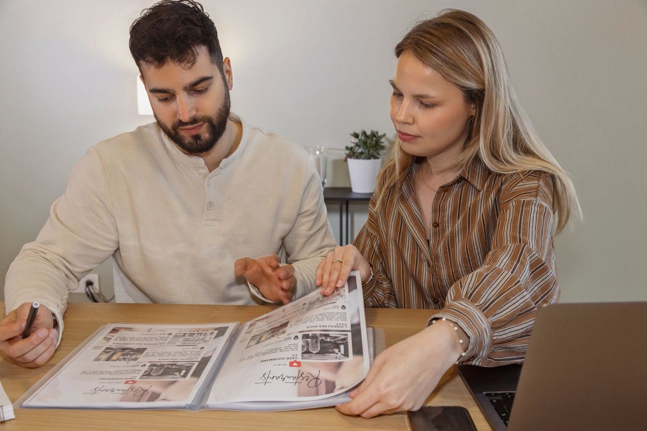 Rolf et Virginie préparent le livret de recommandations remis aux voyageurs