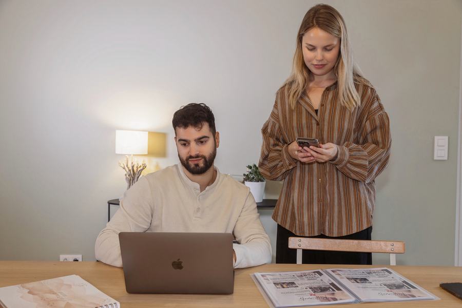 Rolf et Virginie au travail