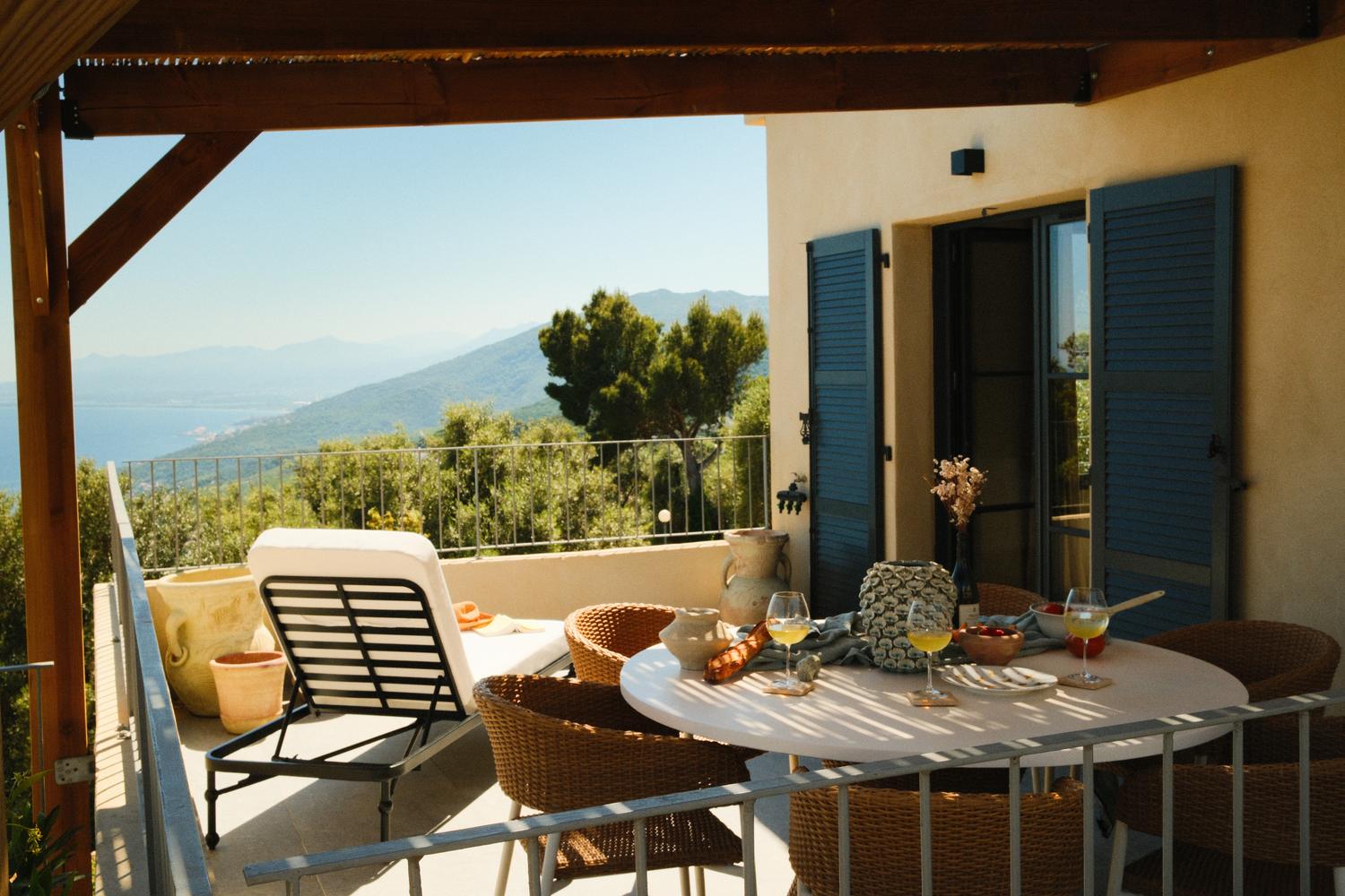 Table dressée sur la terrasse ombragée, vue mer