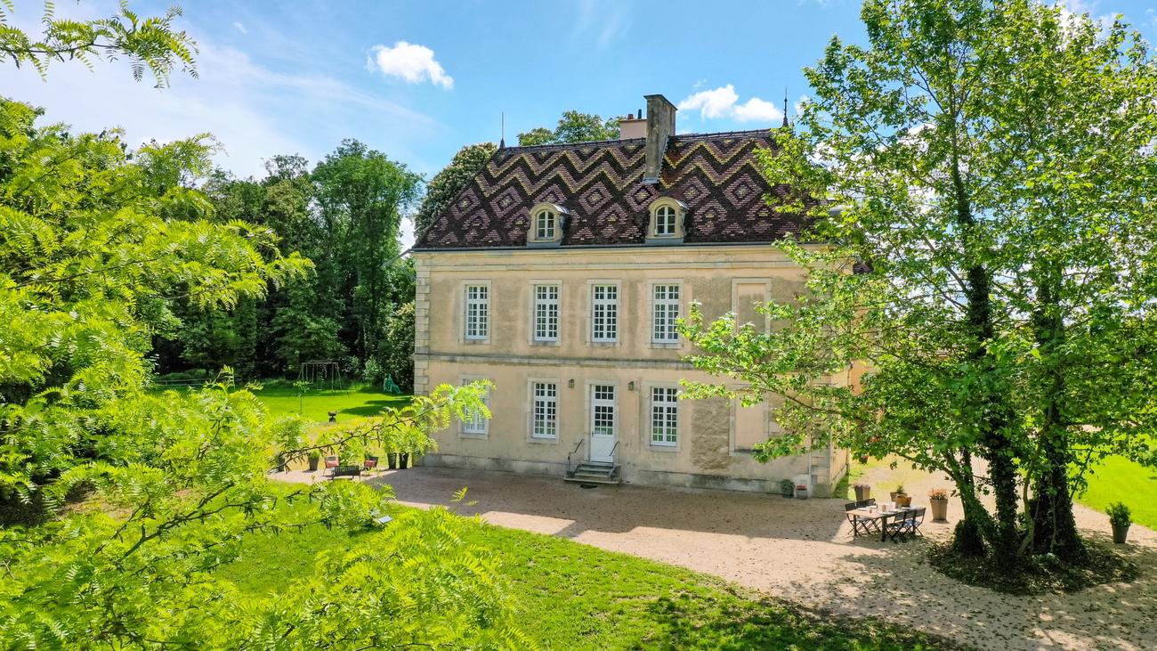 Château au toit de tuiles vernissées, entouré de son parc