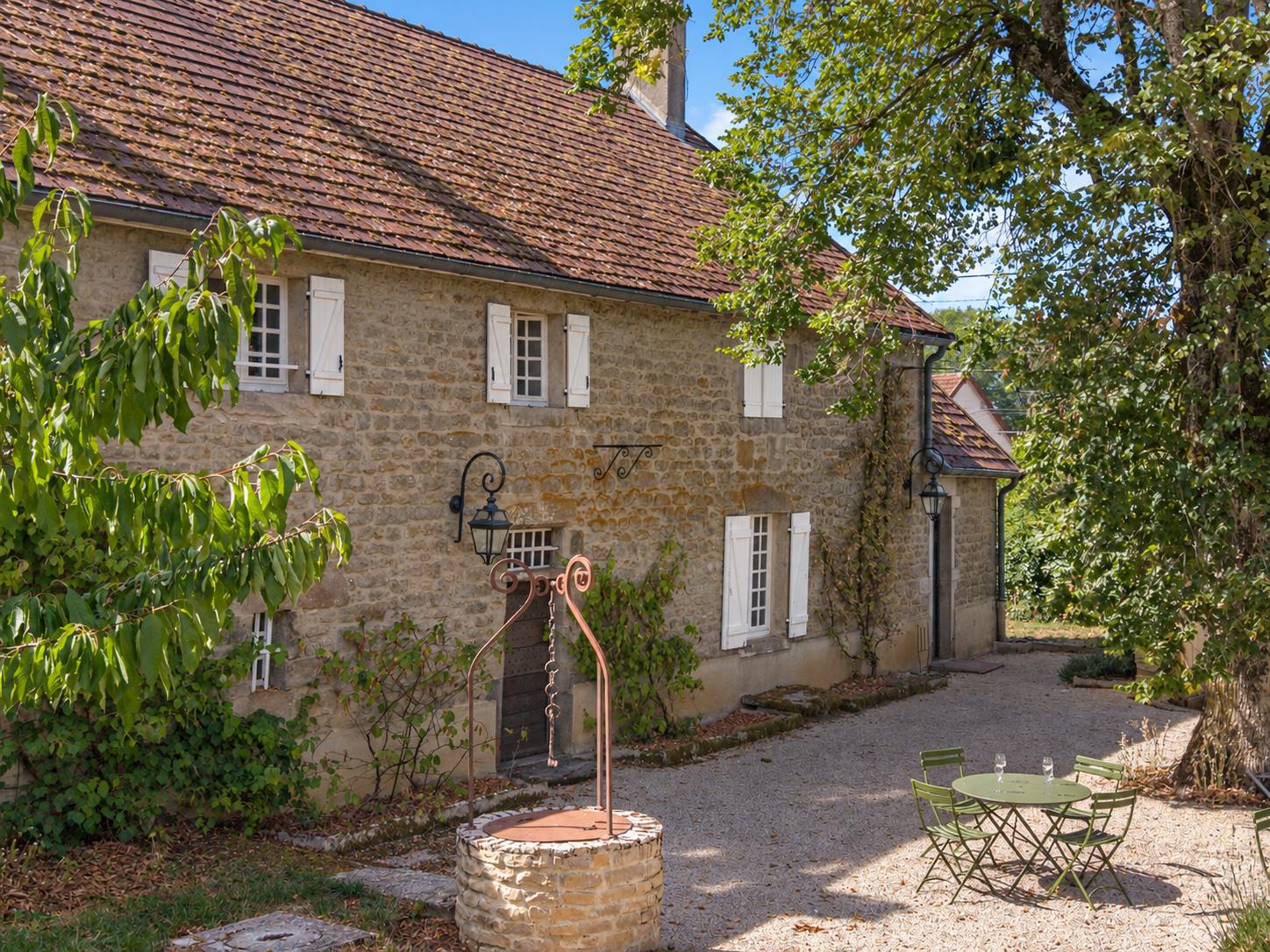 La maison principale et son allée