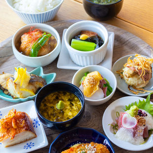 北海道素材の小鉢が選べるキトウシの森のレストラン