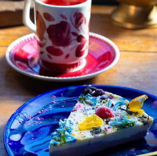 フルーツと花を散りばめた非加熱ローケーキ