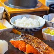 海産品流通のプロが選んだ香ばしい焼き魚と釜炊きご飯