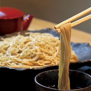 会席料理も味わえる小料理屋直営そば店。