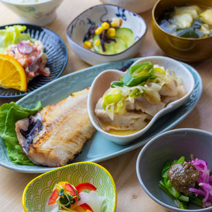 食材、調味料、ダシ、炊きたてご飯朝からウレシイ和ごはんカフェ