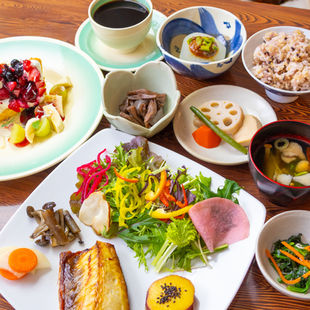40種類の食材が踊るおまかせお昼ごはんプレート