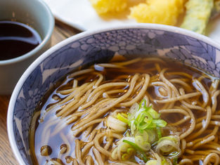 そば粉とダシに技あり味と気配りで人気の手打ちそば店