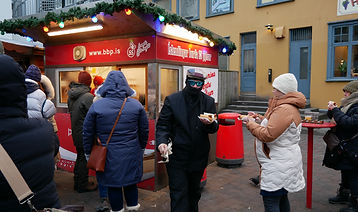 Chris at Bæjarins Beztu Hot Dog Stand