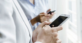 Personas que usan teléfonos inteligentes