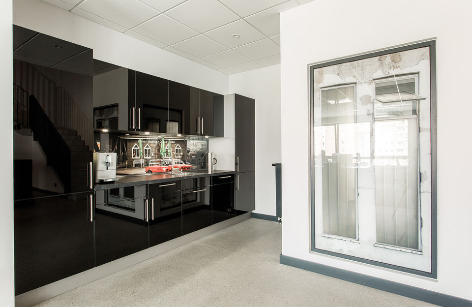 Stylische Arbeitsplatte aus Glas
