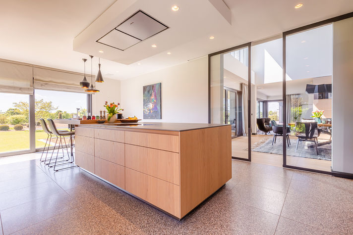 Schiebetüren aus Glas mit Stahlrahmen-Profil. Kücheneinrichtung mit Glas