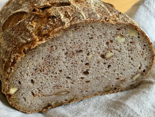 Veganes Sauerteigbrot mit Walnuss