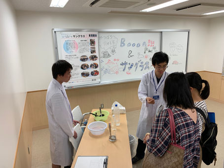サングラスがオープンキャンパスで展示に参加