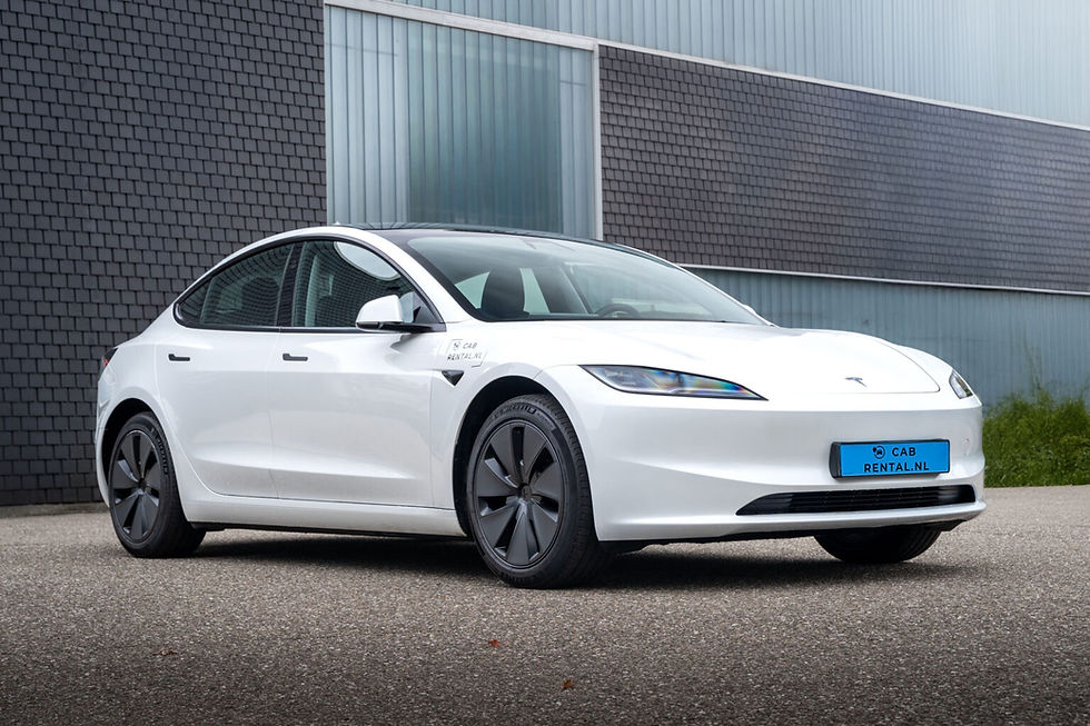 Witte Tesla geparkeerd voor moderne gebouw. Nummerplaat met tekst "CAB RENTAL.NL". Heldere dag, rustige sfeer.