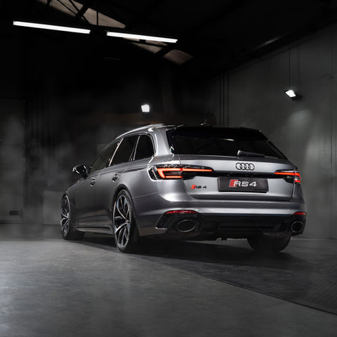 Audi RS4 achterzijde. Overdekte fotoshoot met flitser. Automotive lightpainting.