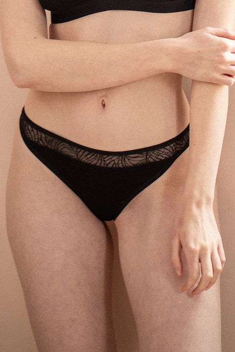 Olly-lingerie-savannah-noir-culotte-coton-bio-GOTS-_MaevaDelacroix_460x.webp
