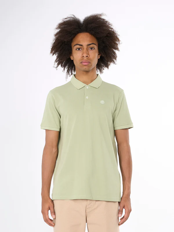 Basic_badge_polo-Polos-20092-1380_Swamp-1_600x.webp