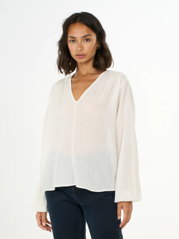 Cotton_crepe_a-shape_volume_sleeved_shirt-Shirts-2090010-1334_Snow_White-1_600x.webp