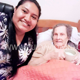 Foto de cuidadora de adulto mayor a domicilio