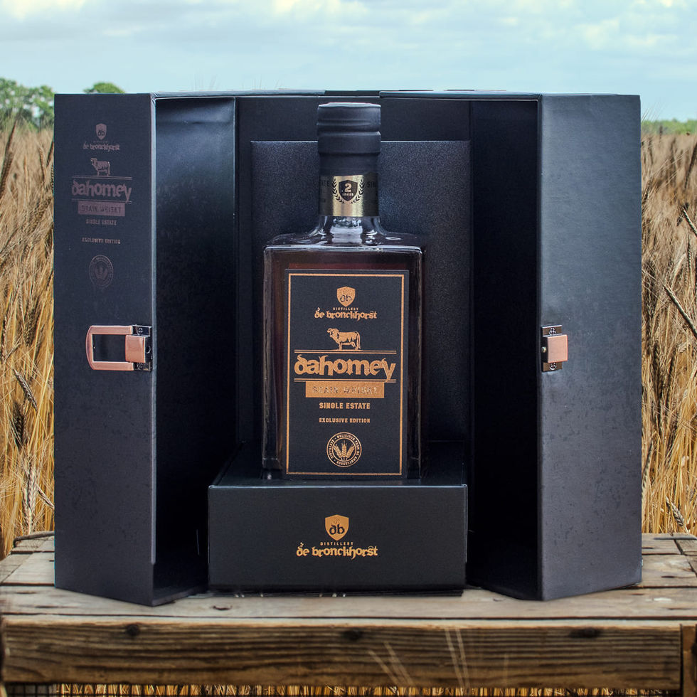 Vino de Naranja Single Estate Grain Whisky in zwarte geschenkdoos met koperkleurige sluitingen