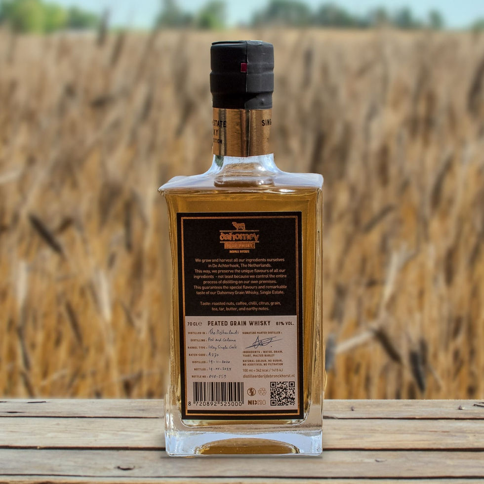Achterkant van de Dahomey Peated Grain Whisky met etiket