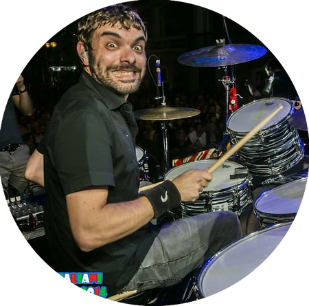 Claudio del Signore, batterista, compositore, arrangiatore. Lavora presso il suo project studio "Stop the Mule" a Siena (SI).