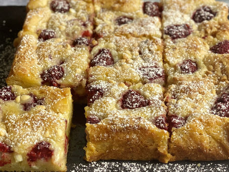 Blondies al cioccoalto e lamponi