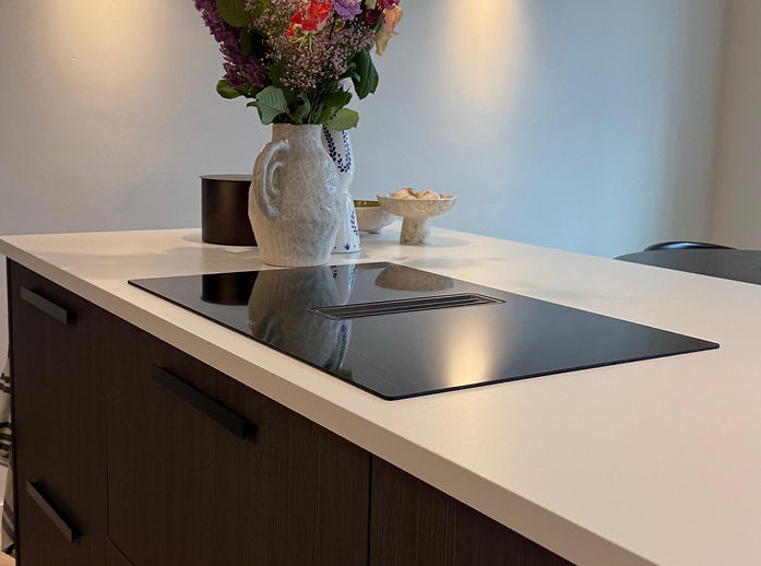 Moderne inductiekookplaat van Revive Keukens – veilig, snel en energiezuinig koken