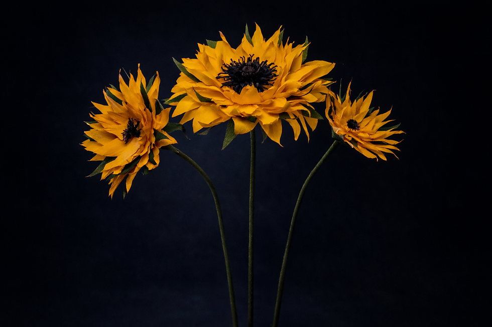 Thumbnail: TRIO Crêpepapieren zonnebloem trio big-medium-small op staander in rieten mand