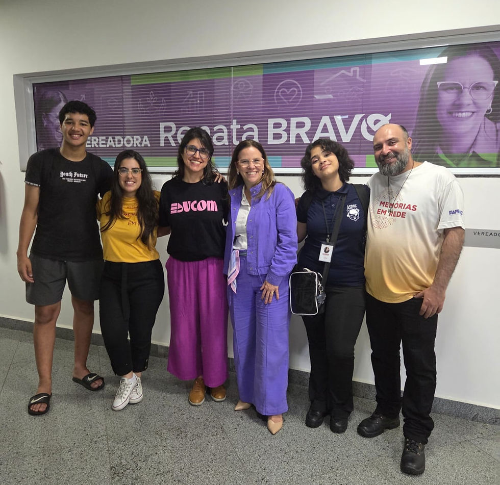 Equipe gestora e alunos veteranos do 'Memórias' ao lado da vereadora Renata, que concedeu entrevista à dupla de jovens