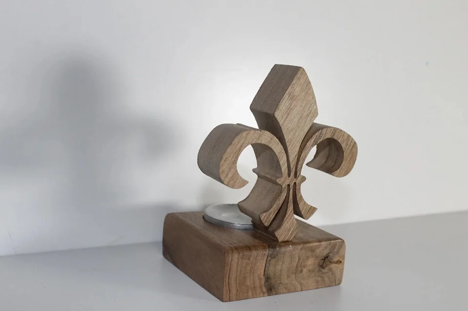 photophore artisanal fleur de lys en noyer
