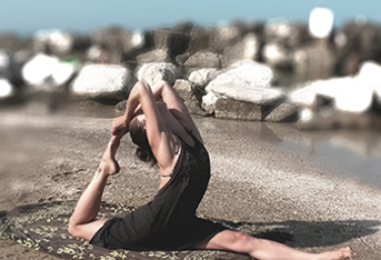 clare-yoga_spiaggia.png