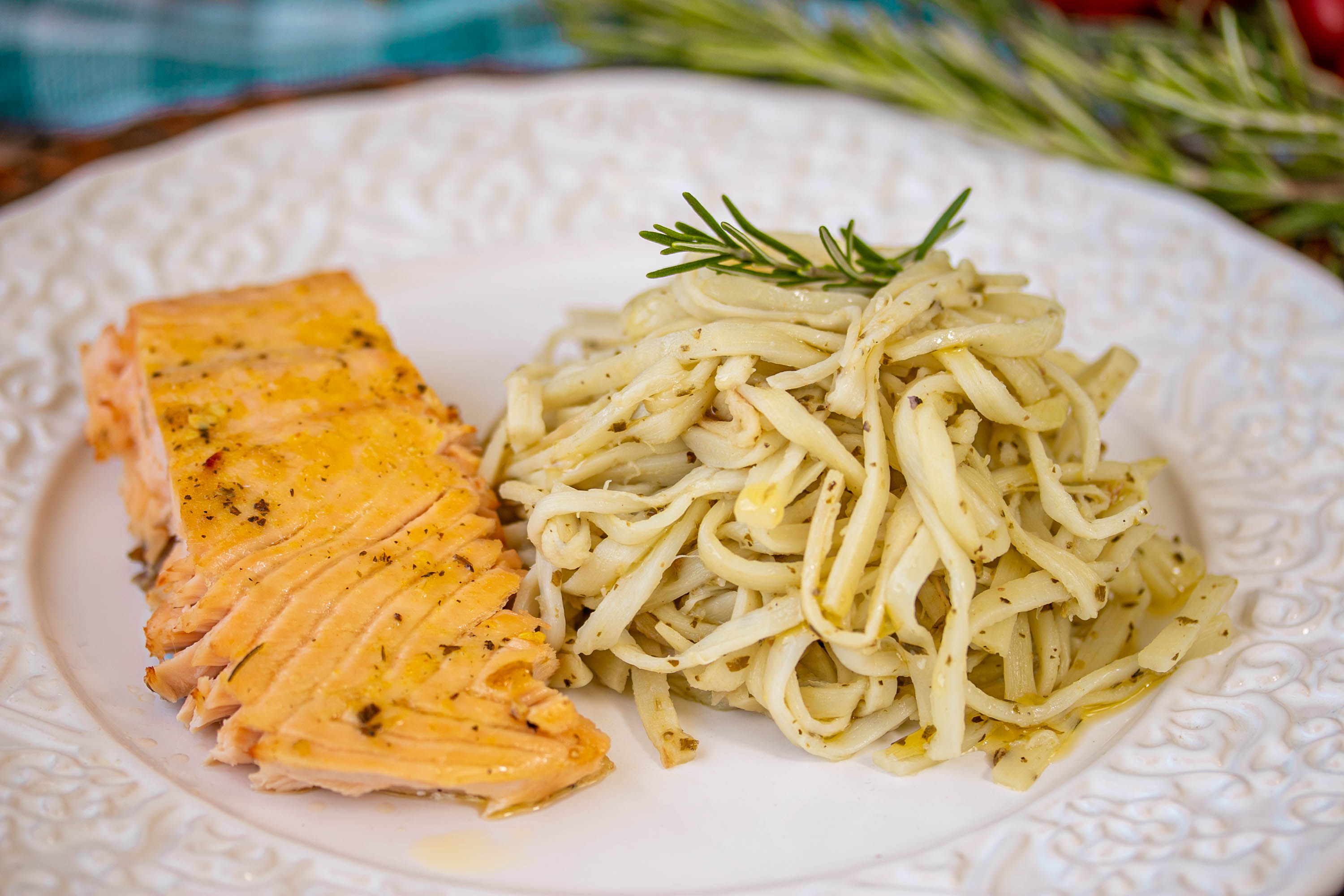 Espaguete de palmito ao molho pesto com salmão