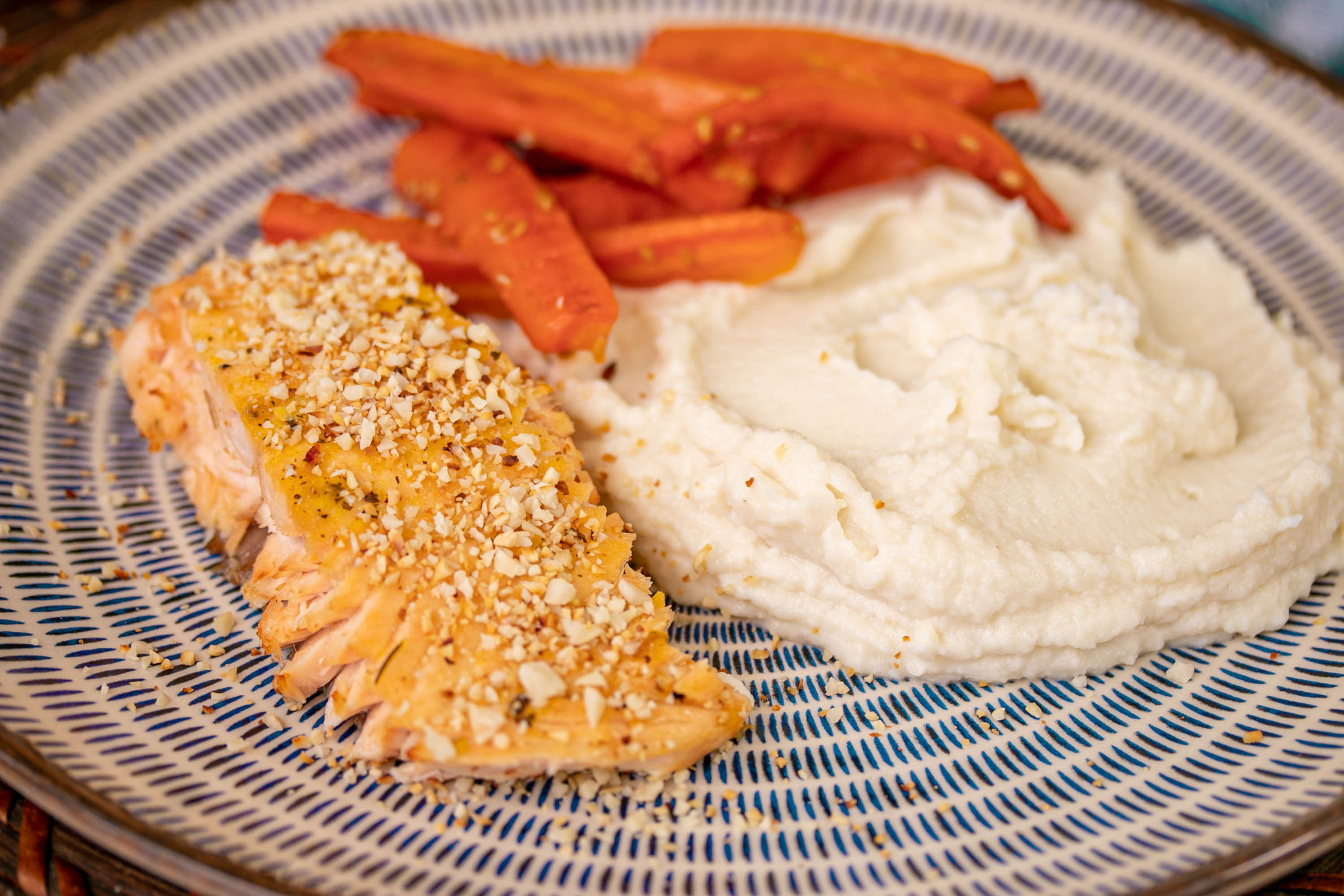 Salmão com crosta de amêndoas + purê de banana da terra cenoura