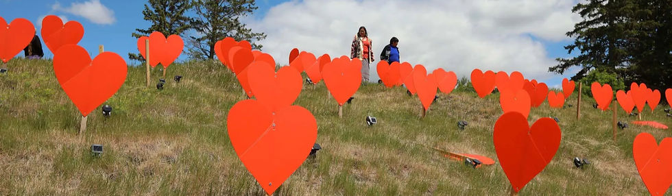 104 orange hearts symbolize children who died at the Brandon Indian Residential School (BIRS). Picture taken during a ceremony put on by the Southern Chief's Organization and Sioux Valley Dakota Nation to honour residential school victims and survivors at the site of the former Brandon Indian Residential School, September 2021. 104 coeurs oranges symbolisent les enfants décédés dans le pensionnat autochtone de Brandon (BIRS). Photo prise à l'occasion d'une cérémonie organisée par la Southern Chief's Organization et la Nation Dakota de Sioux Valley pour rendre hommage aux victimes et aux survivants des pensionnats autochtones sur le site de l'ancien pensionnat de Brandon, Septembre 2021. © The Brandon Sun