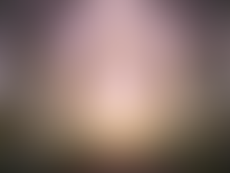 Mystischer Morgendämmerungswald mit einem Lichtweg, der ins violett-goldene Licht führt — Symbol für den Identitätswandel.