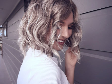 Model wearing one of the amazing wigs that Wig Wise has to offer. Blonde, Wavy and very natural looking.